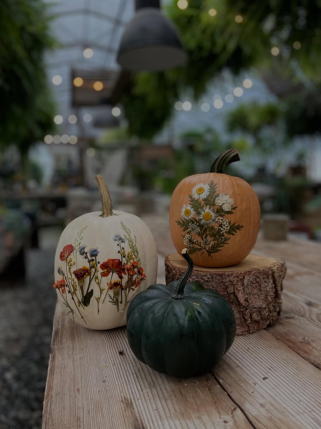 déco de citrouille florale avec des fleurs pressées pour un automne stylé