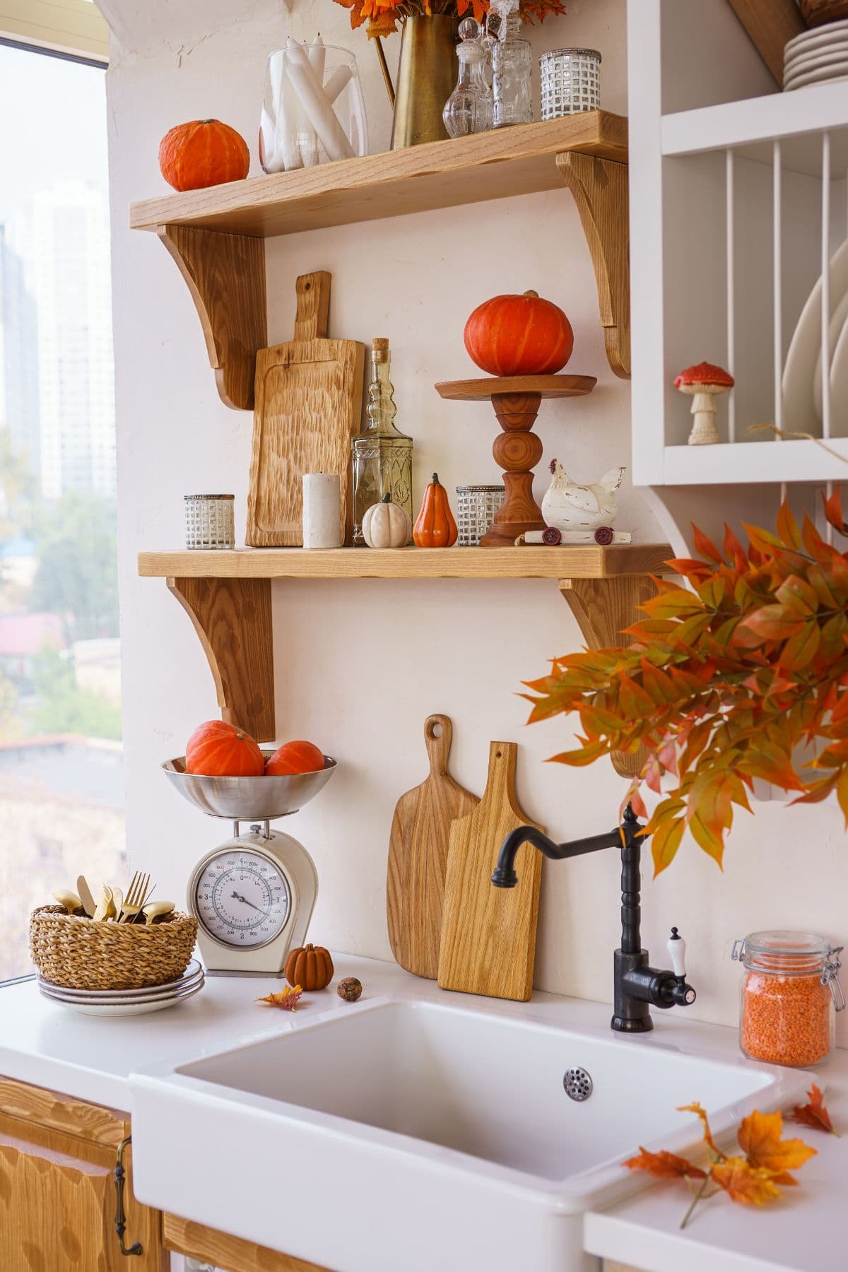 déco de cuisine cozy et élégante avec des citrouilles et feuilles automnales