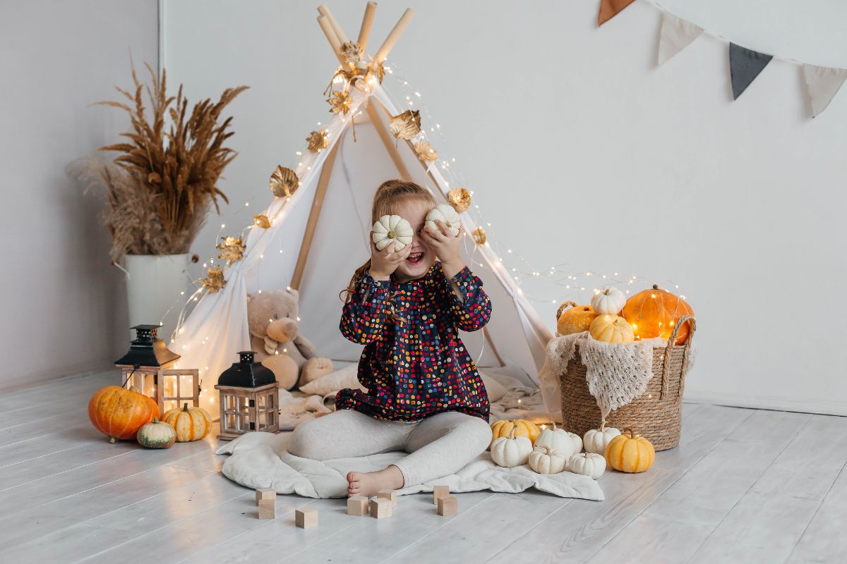 décoration intérieure lumineuse tente et citrouilles dans la chambre enfant