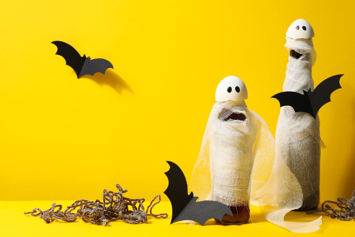 décorer des bouteilles en verre avec des bandages et couilles oeufs pour en faire des fantômes mignons pour Halloween