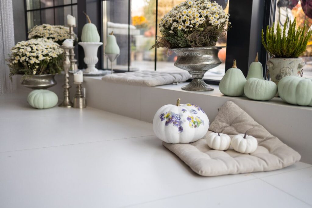 découpage sur citrouille blanche en tant que décoration automne DIY originale