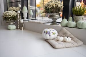 découpage sur citrouille blanche en tant que décoration automne DIY originale