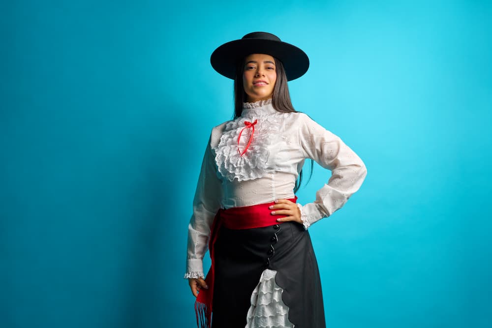 deguisement cowgirl halloween robe blanc et noir ornée de volants et d’un petit nœud ceinture rouge