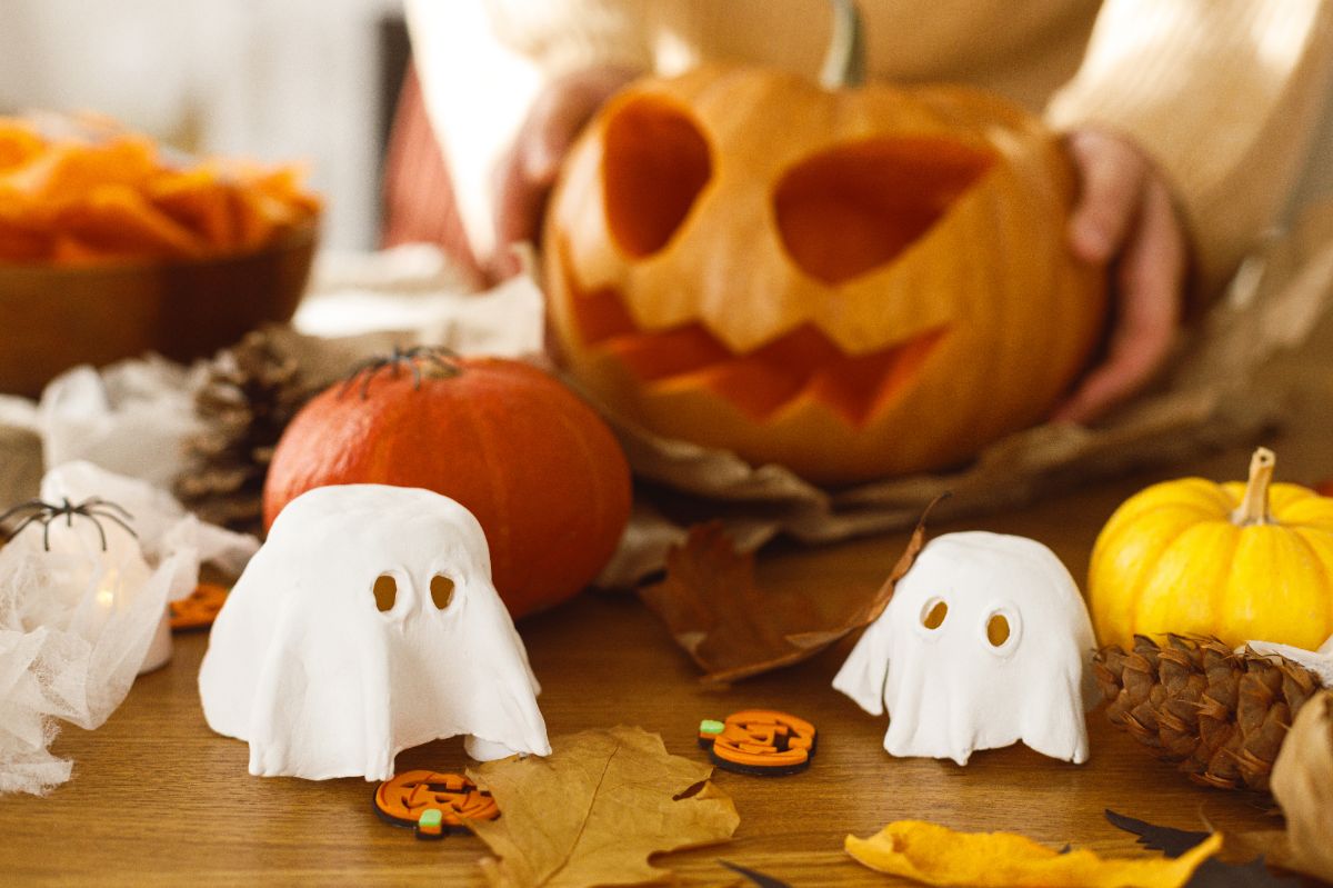 des fantômes lumineux en pâte autodurcissante à faire soi-même pour Halloween