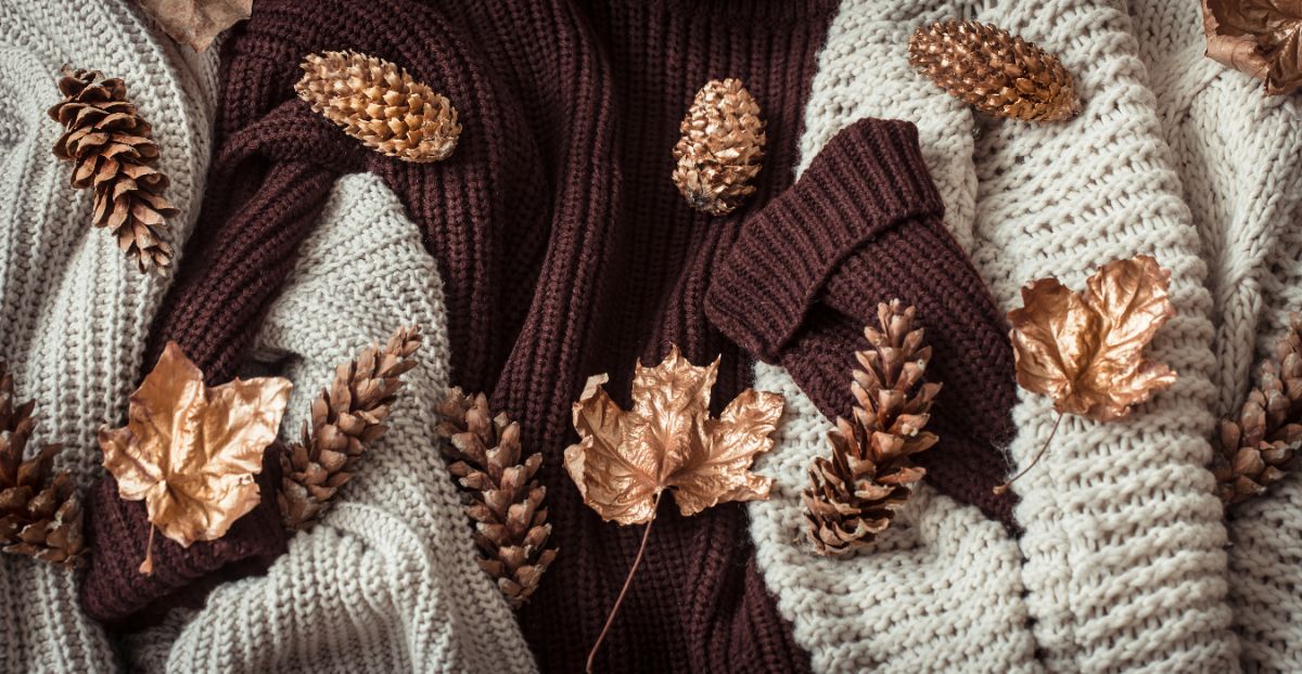 des feuilles d'arbre et des pommes de pin repeintes en cuivré en tant que déco d'automne chic et originale