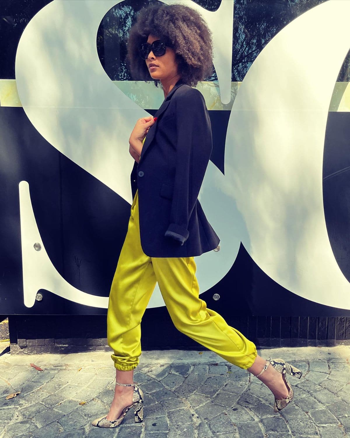 élégante et audacieuse avec une combinaison couleur chartreuse et un blazer noir