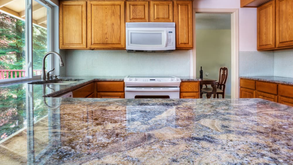 grand plan de travail en granite couleurs marbrées tons brun, gris et dorés