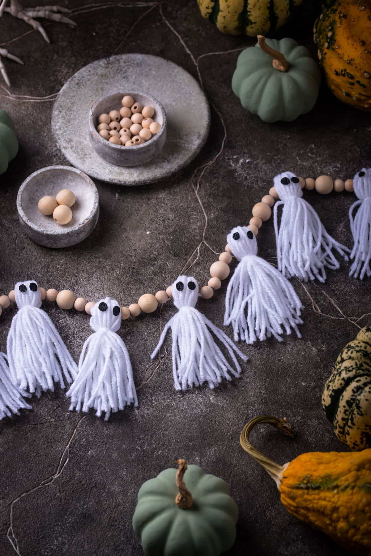 guirlande de fantômes en fils de laine et perles de bois à faire soi-même pour Halloween