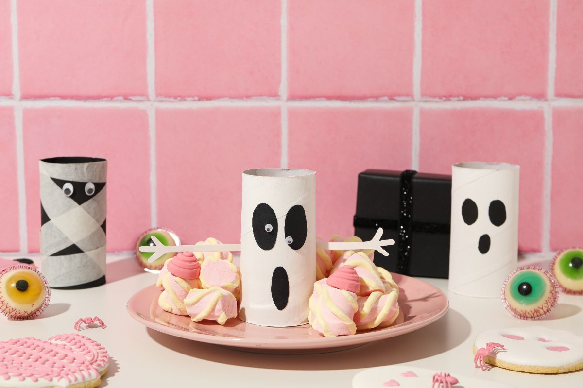 idée de bricolage Halloween maternelle-des fantômes DIY en rouleaux de papier toilette