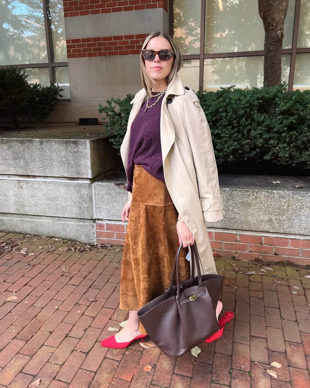 la jupe longue en suède s'associe parfaitement à un trench classique beige