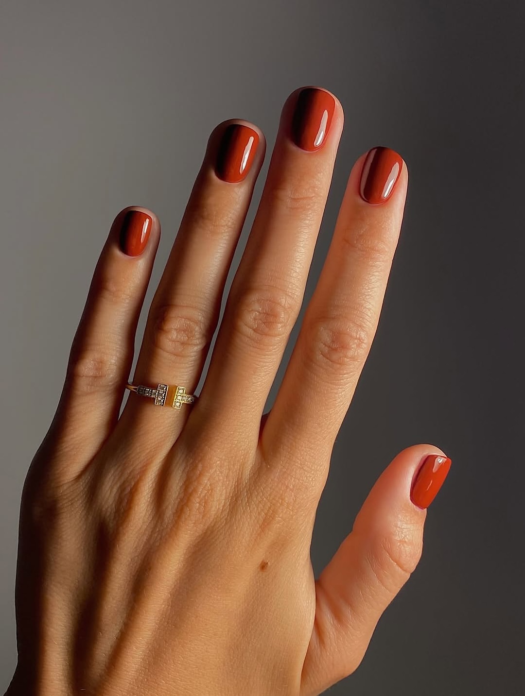 la manucure terracotta est un must-have cet automne