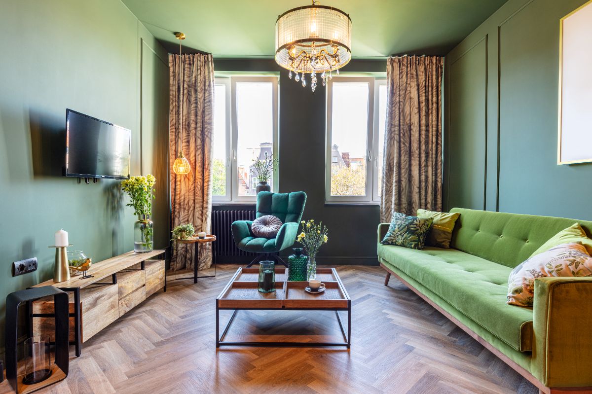 la peinture vert foncé fait sensation dans les intérieurs modernes