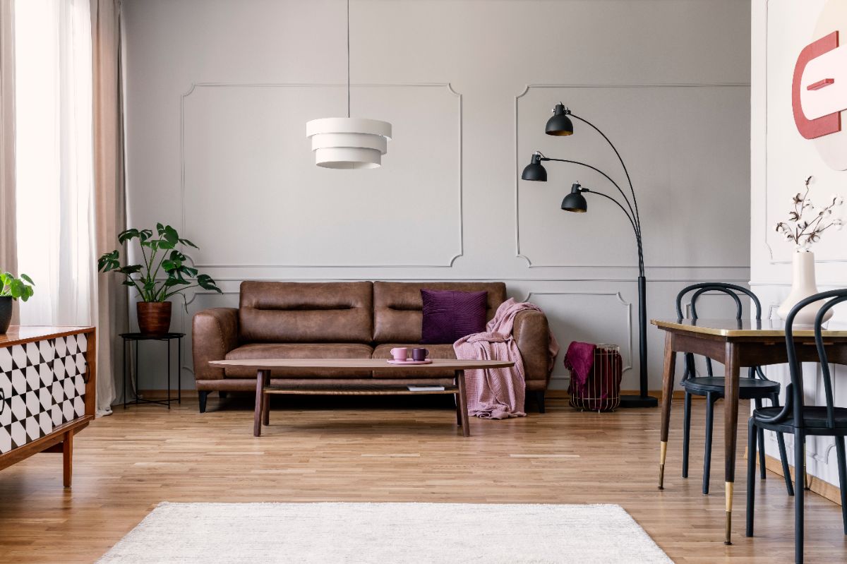 le canapé moderne en cuir marron foncé-un jeu industriel dans le logement urbain