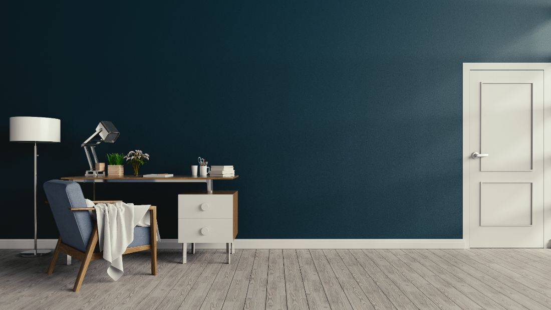 le teal minuit un bleu-vert profond en tant que peinture tendance parfaite pour la chambre adulte ou le salon moderne
