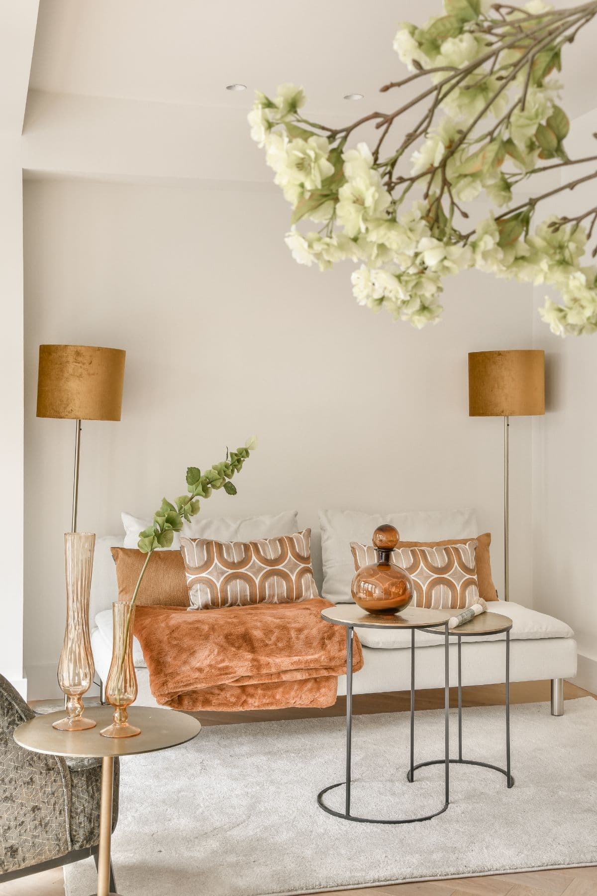 les accessoires déco dans des tons chauds rendent le canapé moderne plus accueillant et valorisent son design élégant