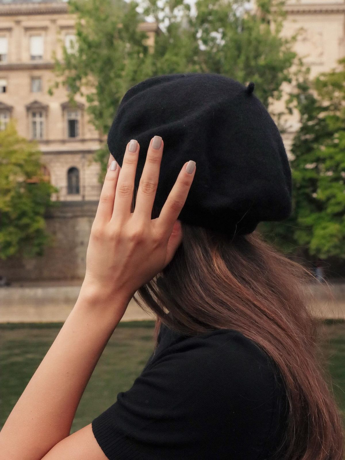 les nuances taupe et les neutres minimalistes sont un must pour une manucure octobre impeccable