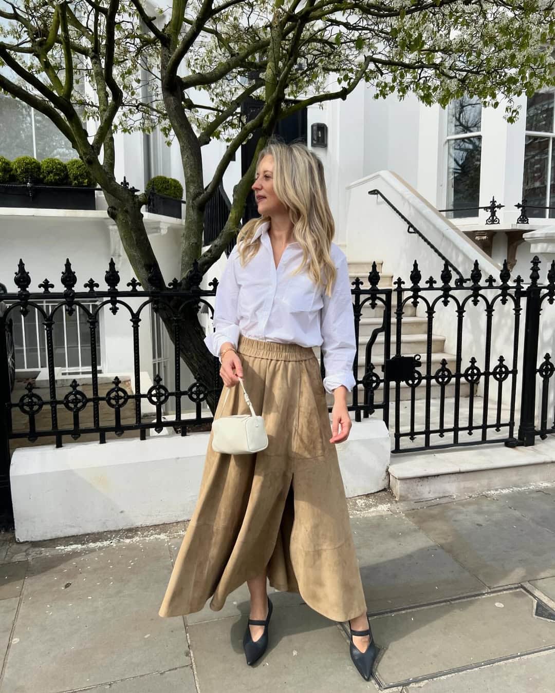 look automne chic et stylé avec une jupe longue en suède et un chemisier blanc