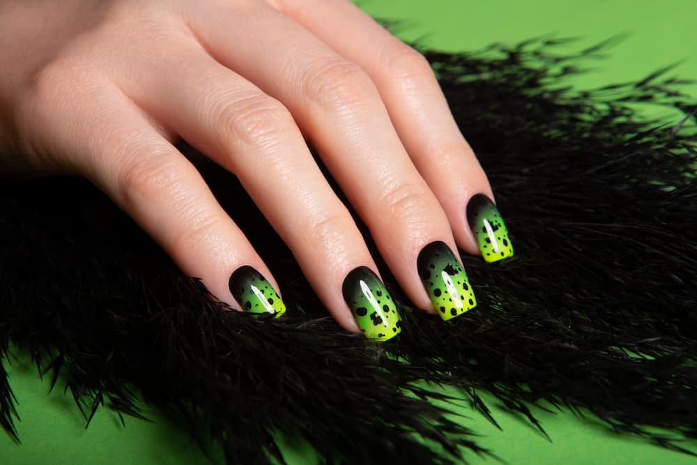 manucure 2025 halloween vernis vert clair et noir
