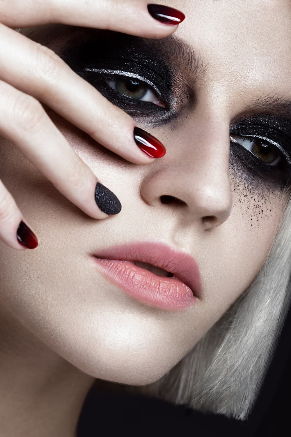 manucure épurée halloween en noir et rouge effet relief