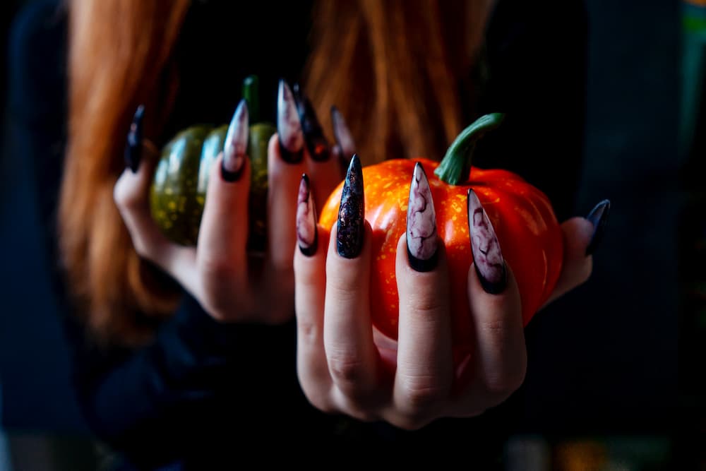 manucure halloween sorcière déco effet marbre