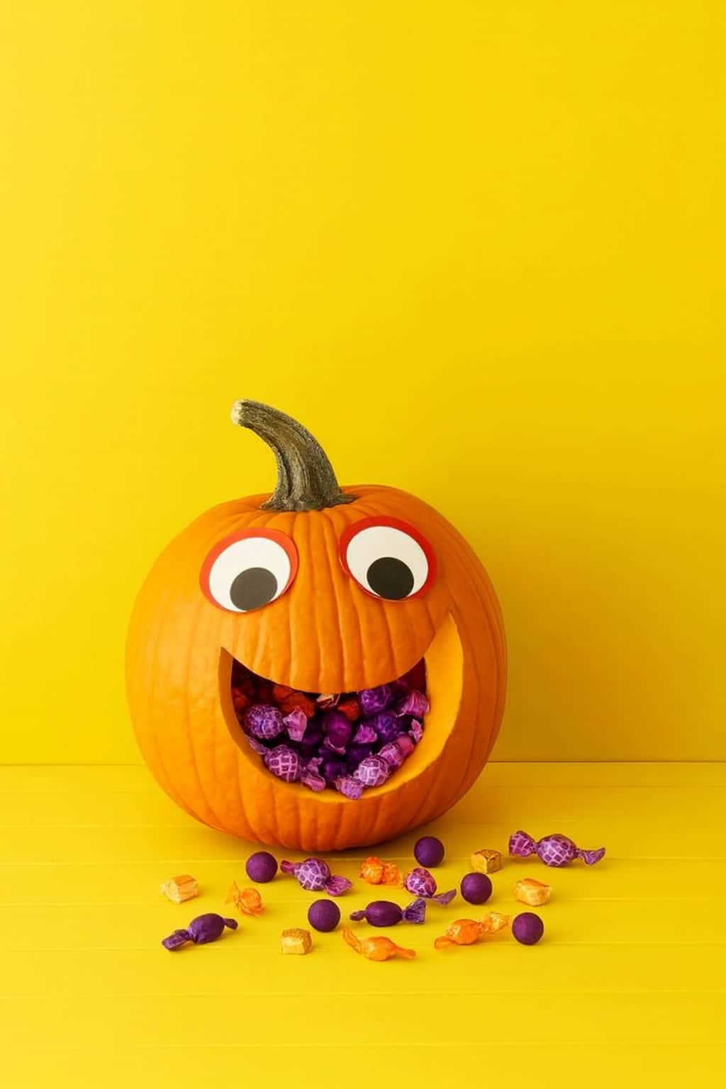 meilleures idées de carving déco halloween 2025 citrouille pleine de bonbons