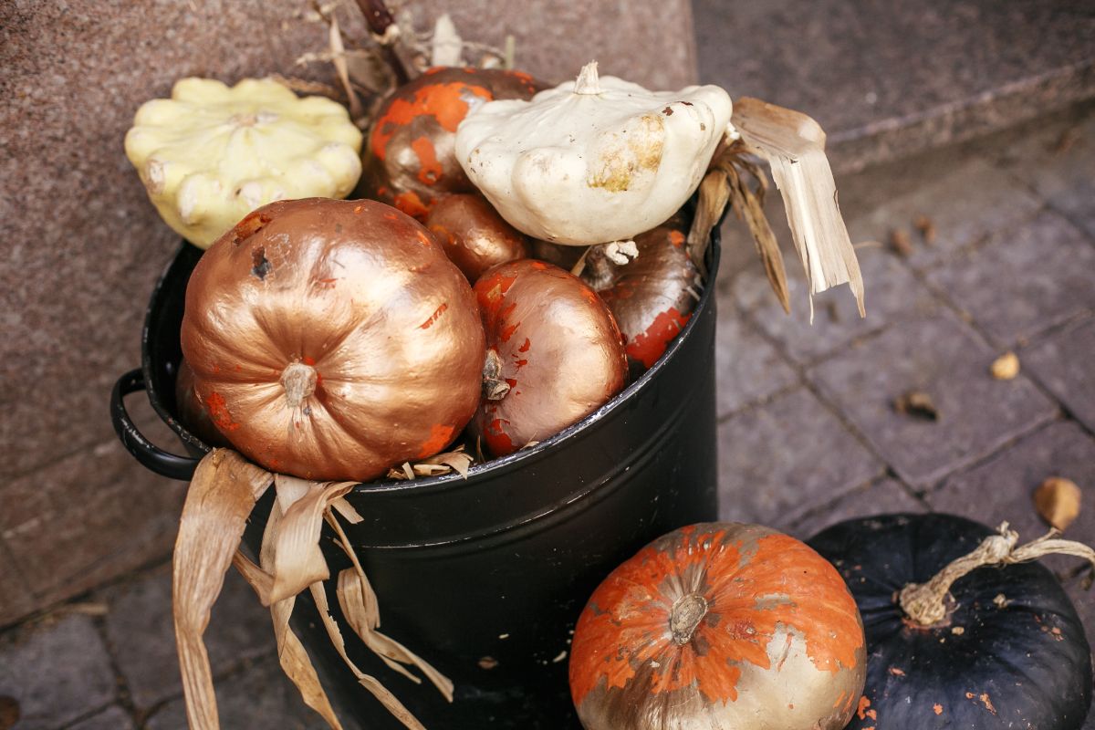 mini citrouilles peintes en cuivre pour créer une déco automnale cosy et chic