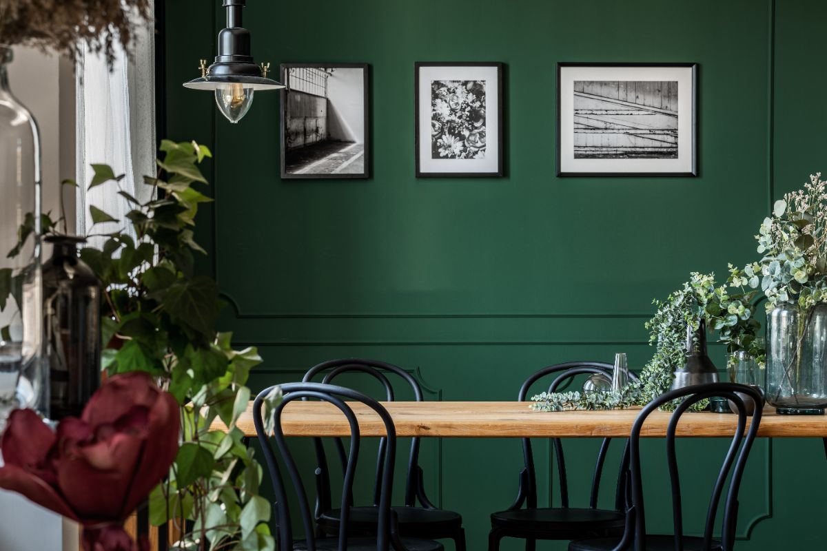 mur d'accent vert émeraude dans la salle à manger