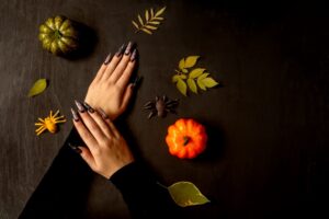 nail art 2025 halloween déco marbrée