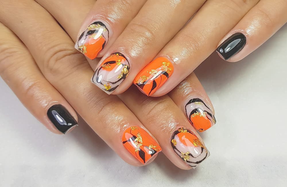 nail art halloween ongles courts vernis noir et orange déco paillettes
