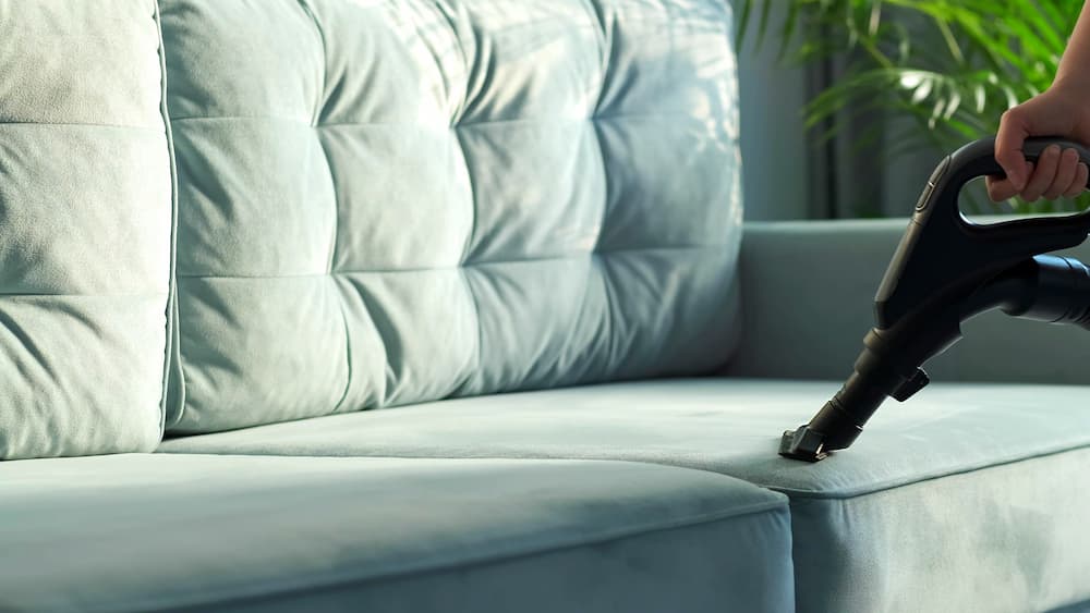 nettoyer à sec canapé en microfibre aspirateur