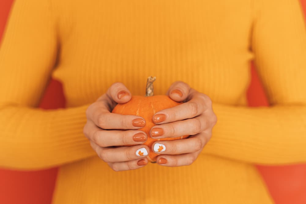 ongles courts halloween vernis orange et blanc 2025