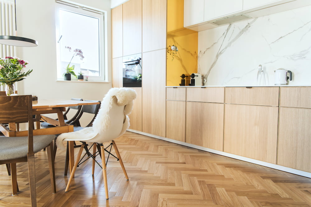 parquet design naturel bâtons rompus cuisine tendance 2025