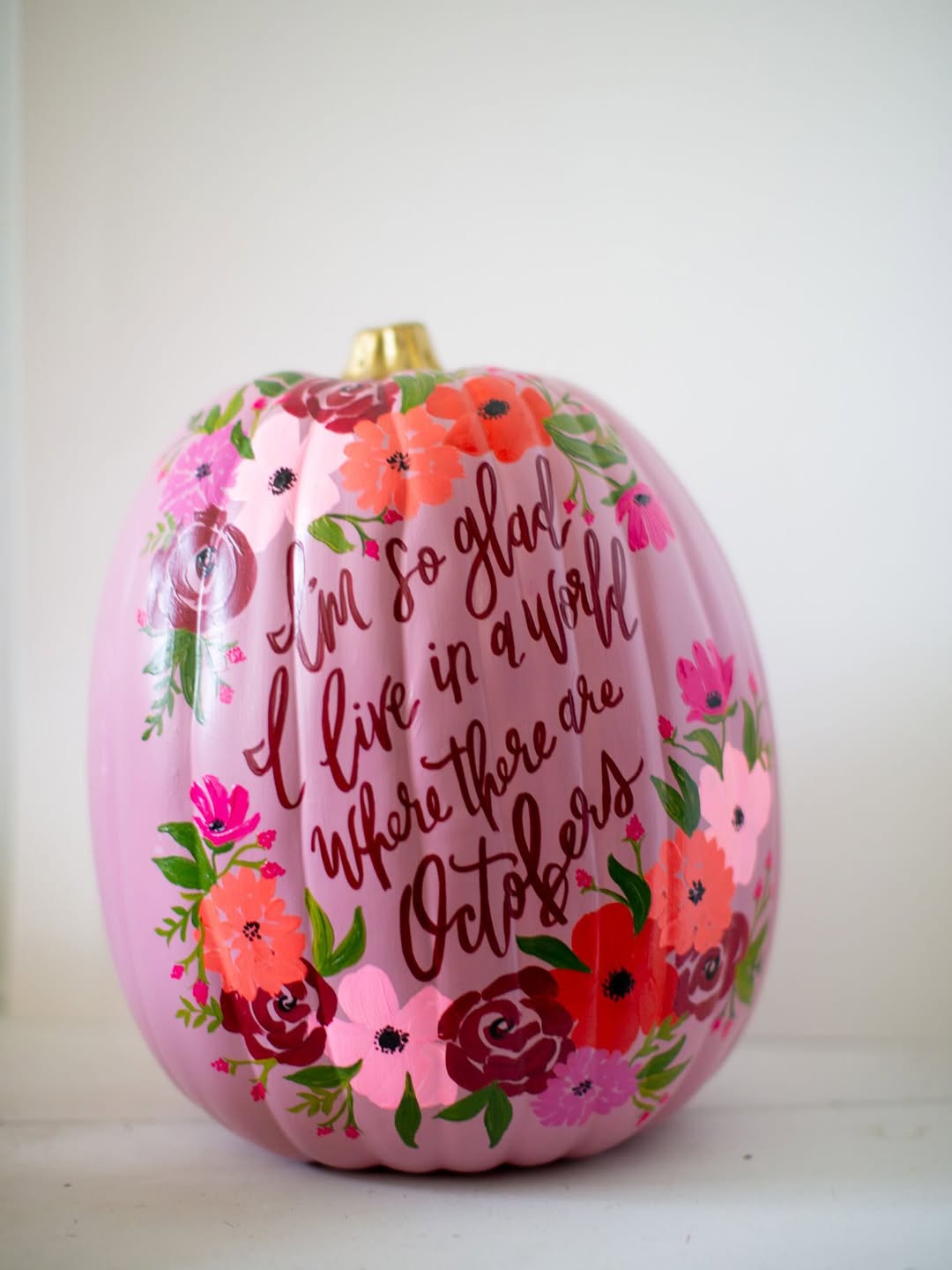 peinture florale romantique sur une citrouille peinte rose
