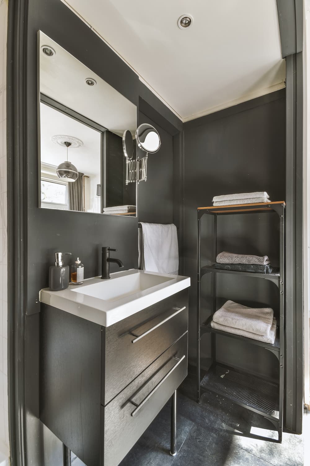 petite salle de bain moderne murs marron chocolat vasque blanche sur meuble en bois étagère métallique