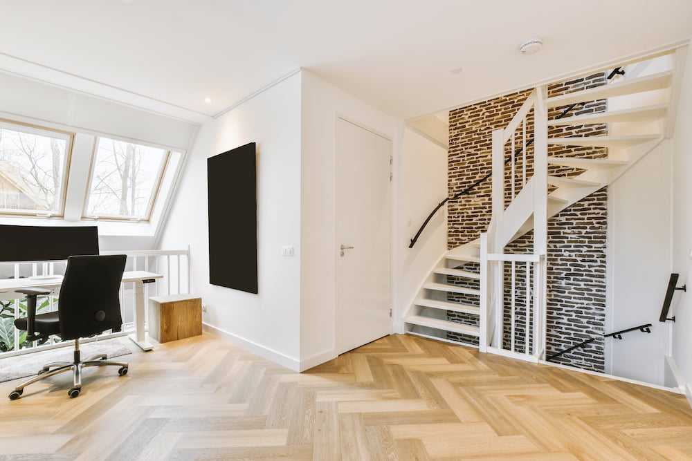 pièce avec coin bureau parquet en bois à motifs bâtons rompus