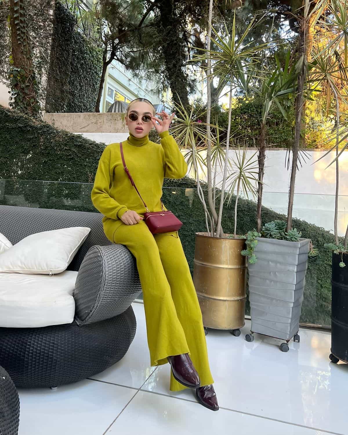porter la couleur chartreuse en total look cet automne 2025