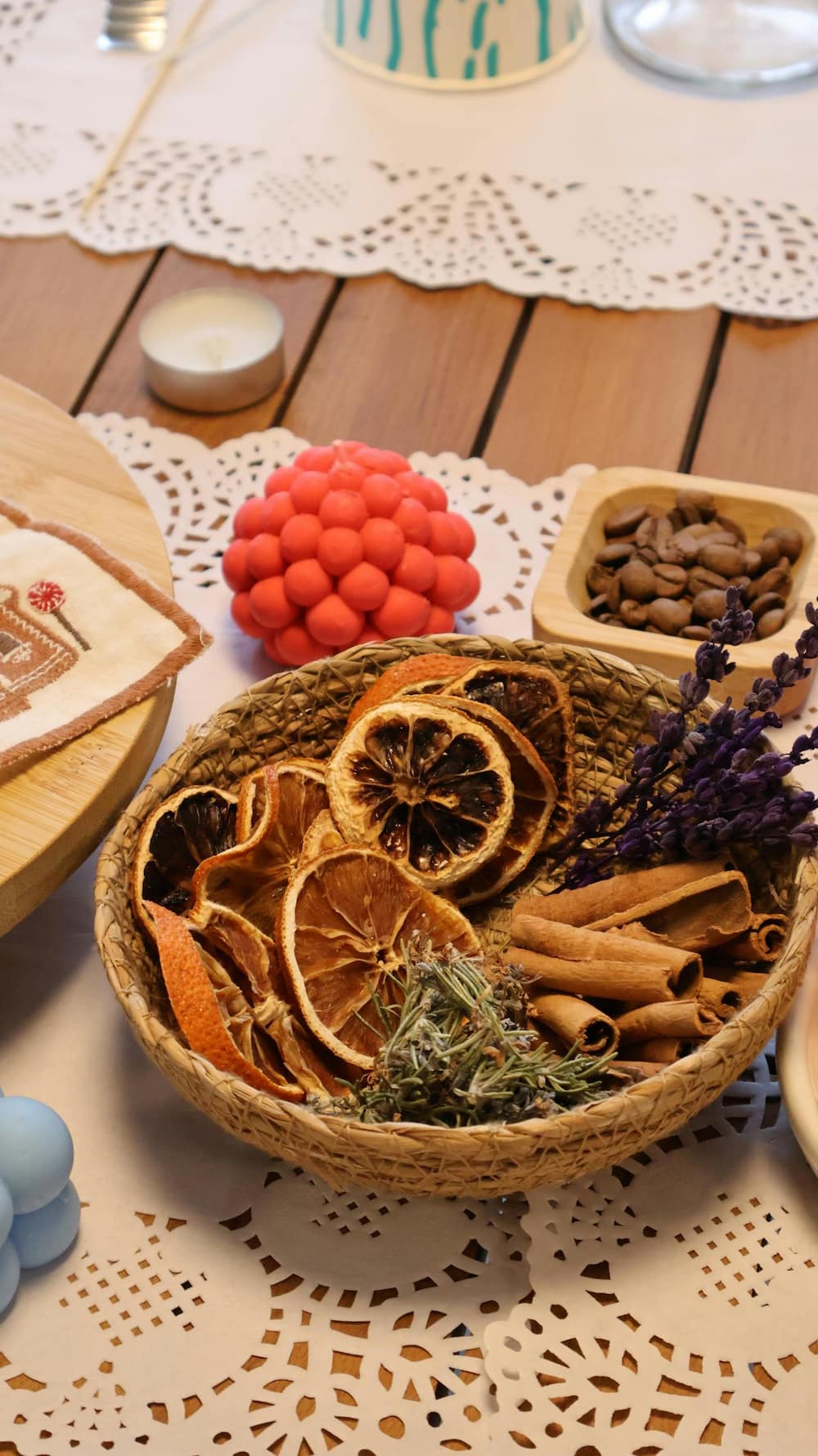 pot-pourri fait de fruits séchés batôns de cannelle herbes aromatiques
