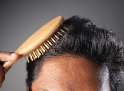 pour éviter la chute de cheveux homme il ne faut pas négliger le cuir chevelu