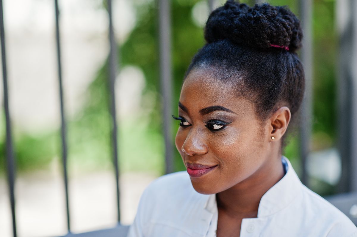 quelle coiffure chignon pour gommer les signes du temps