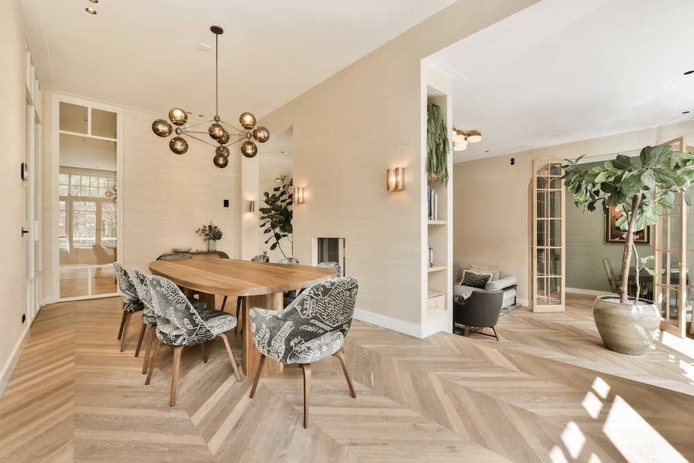 salle à manger moderne parquet à motifs chevrons table en bois
