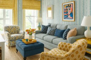 salon comfortable avec fauteuils canapé et ottoman central