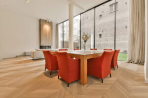 style de parquet tendance 2025 chevrons salle à manger