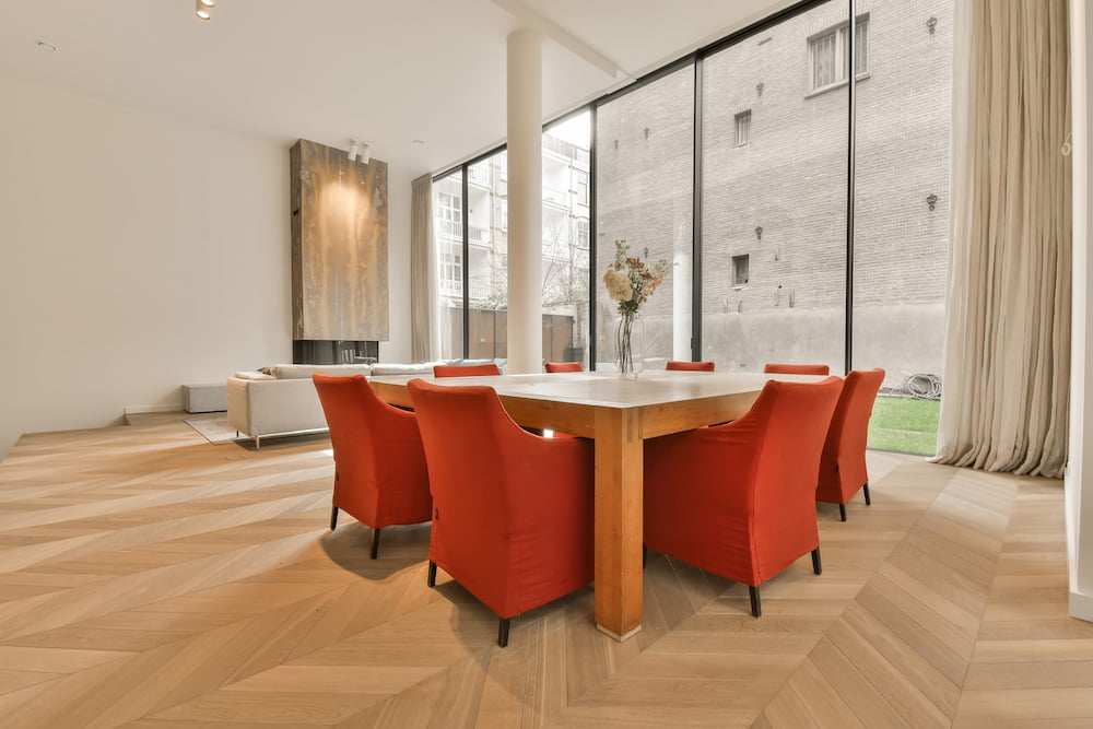 style de parquet tendance 2025 chevrons salle à manger