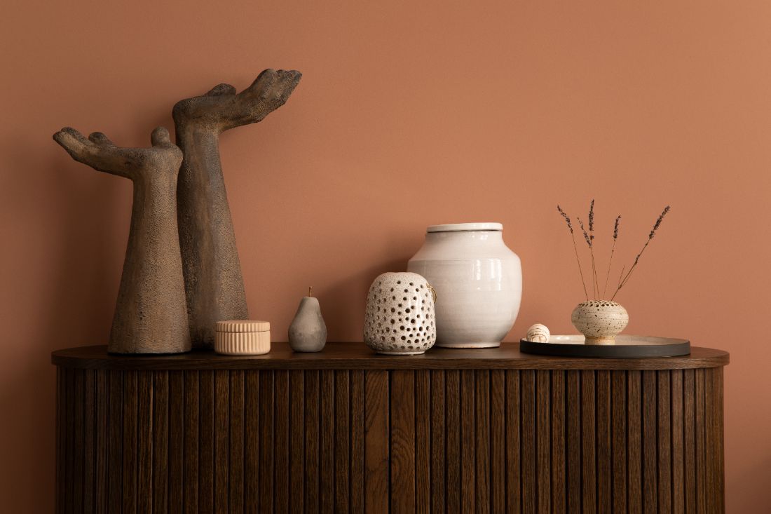 teinte terracotta chaude en tant que peinture murale prisée dans les ambiances méditerranéennes