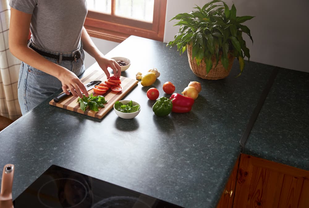 tendances cuisine 2026 plan de travail foncé à l’aspect légèrement moucheté