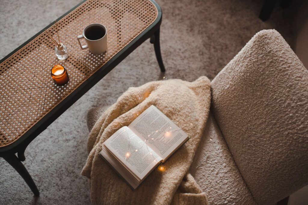 un fauteuil de lecture confortable et une bougie rendront le coin lecture encore plus cozy et accueillant