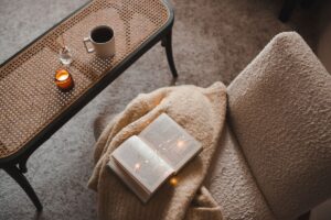 un fauteuil de lecture confortable et une bougie rendront le coin lecture encore plus cozy et accueillant