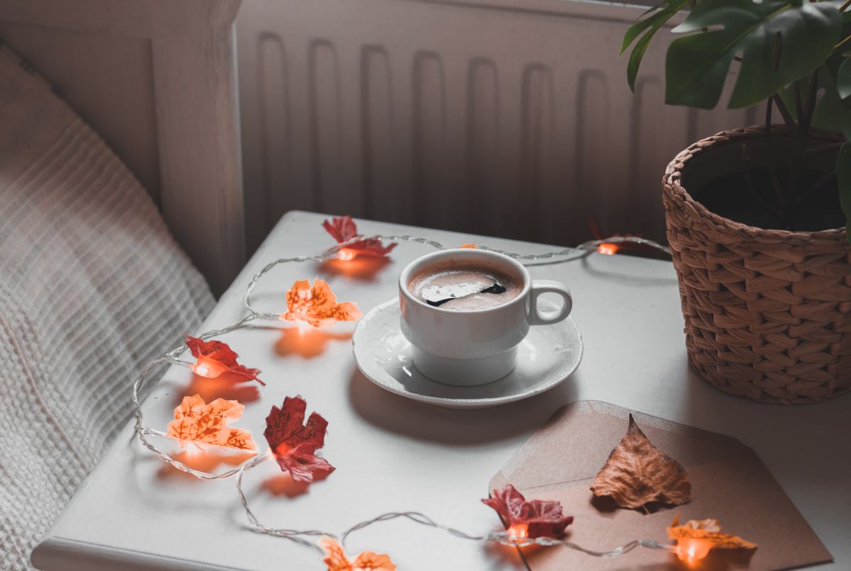 une gurilande lumineuse à feuilles est la déco parfaite pour réchauffer la chambre à coucher en automne