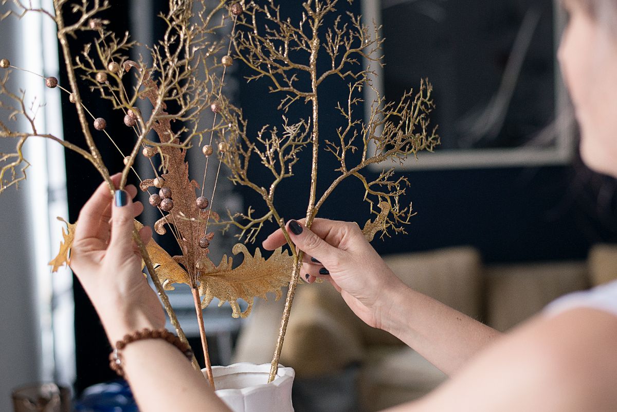 utiliser des branches et des brindilles repeintes en cuivré en tant que déco automnale stylée et originale