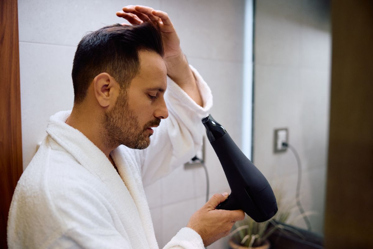 utiliser un sèche-cheveux trop chaud-une erreur courante qui fragilise durablement la fibre capillaire